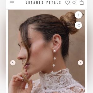 Untamed Petals Luna Drop Pearl Earringa